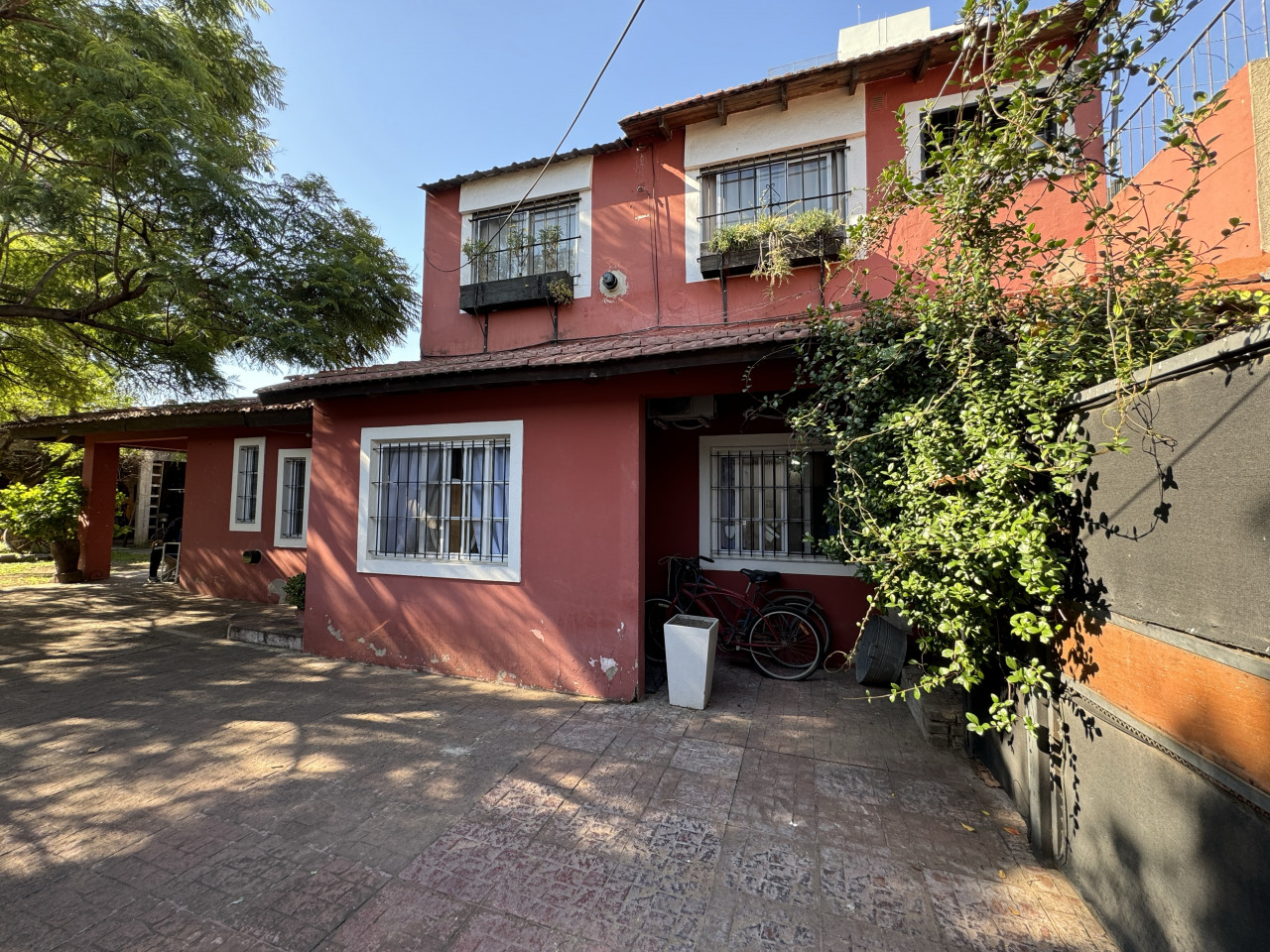 VENTA Casa 4 ambiente + Departamento 2 amb, sobre Av. Perón, San Miguel.